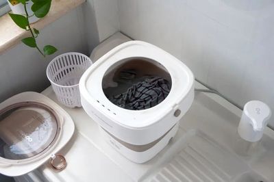 你痛恨洗襪子嗎?大宇迷你折疊洗衣機評測,免安裝易收納很實用